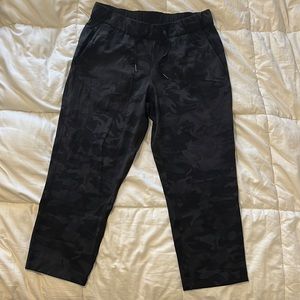 Lululemon Cropped Jersey Joggers Black Camo Size 8 BNWT